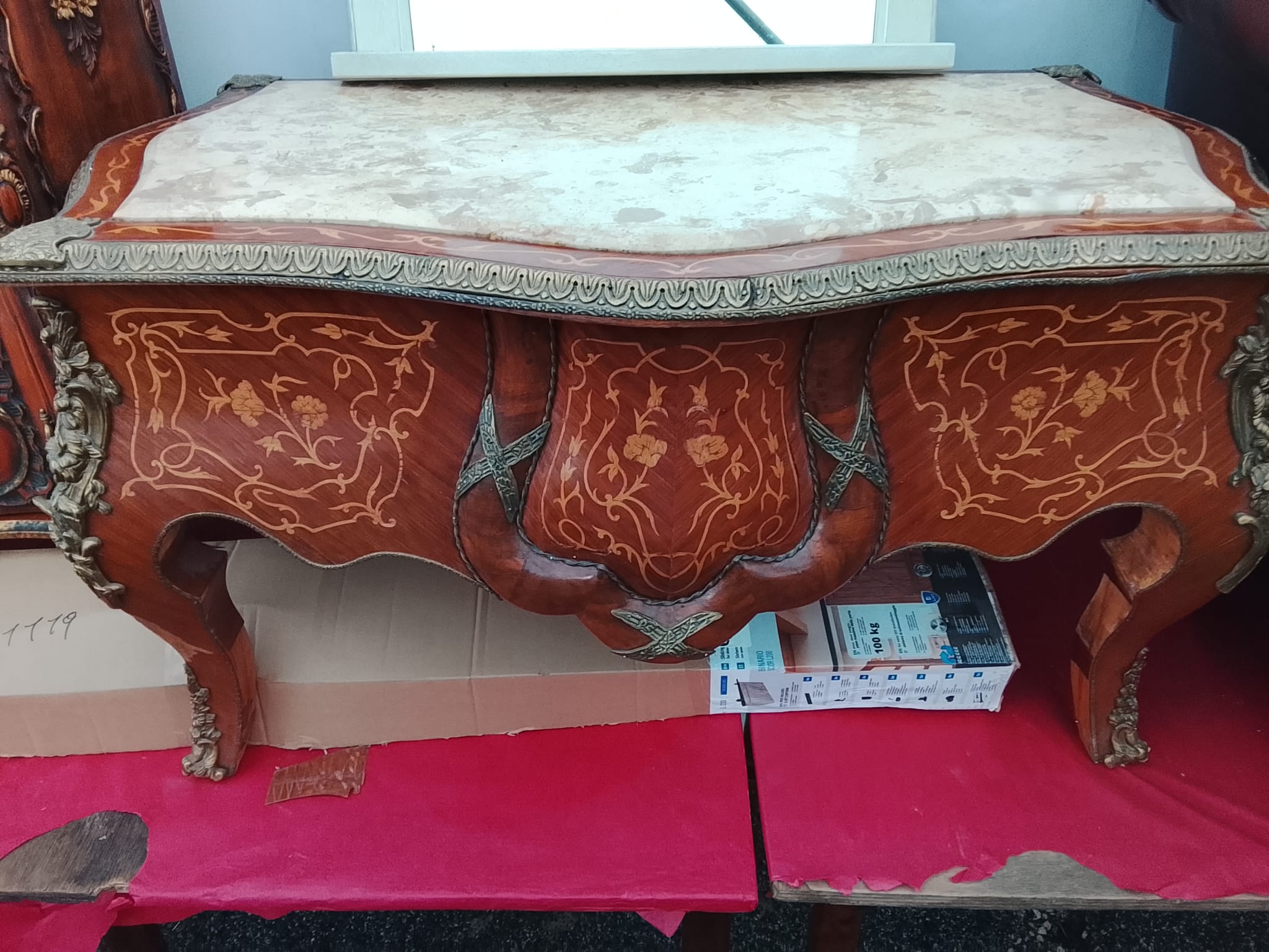 comò-bombato-stile-luigi-xv-con-intarsi-e-piano-in-marmo